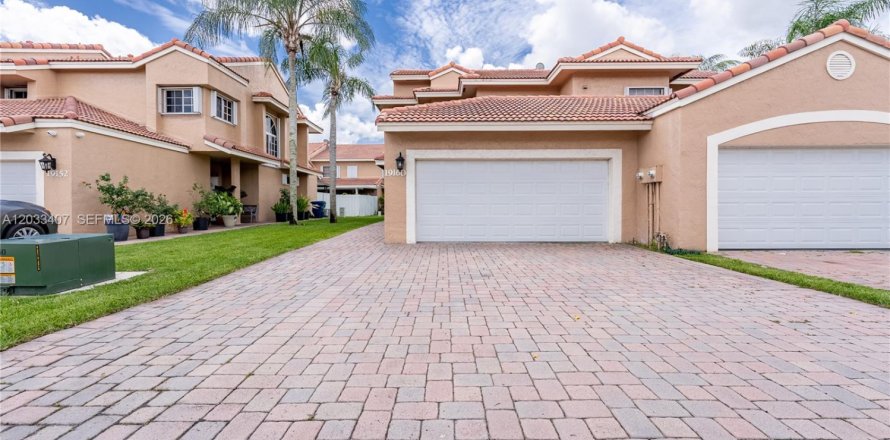 Touwnhouse à Hialeah, Floride 2 chambres, 122.26 m2 № 2077986
