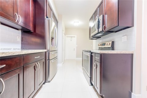 Touwnhouse à louer à Hialeah, Floride: 2 chambres, 122.26 m2 № 2077986 - photo 13