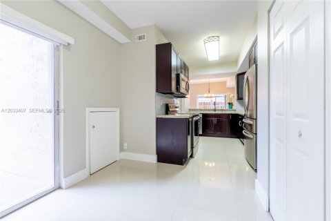 Touwnhouse à louer à Hialeah, Floride: 2 chambres, 122.26 m2 № 2077986 - photo 19