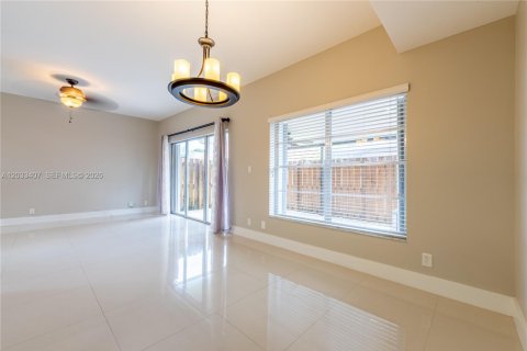 Touwnhouse à louer à Hialeah, Floride: 2 chambres, 122.26 m2 № 2077986 - photo 7