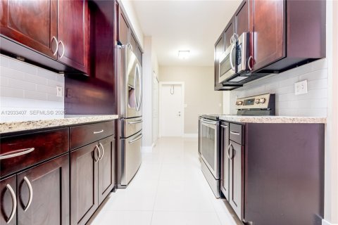 Touwnhouse à louer à Hialeah, Floride: 2 chambres, 122.26 m2 № 2077986 - photo 12
