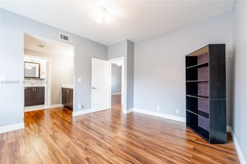 Touwnhouse à louer à Hialeah, Floride: 2 chambres, 122.26 m2 № 2077986 - photo 25