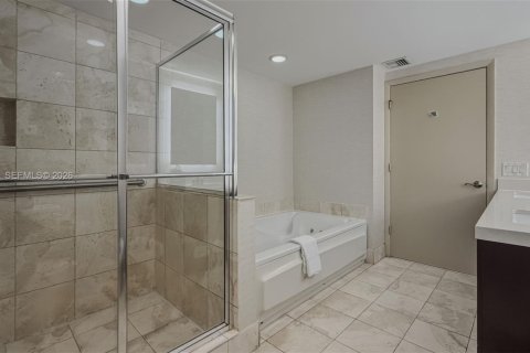 Condo in Sunny Isles Beach, Florida, 2 bedrooms № 2189274 - photo 25