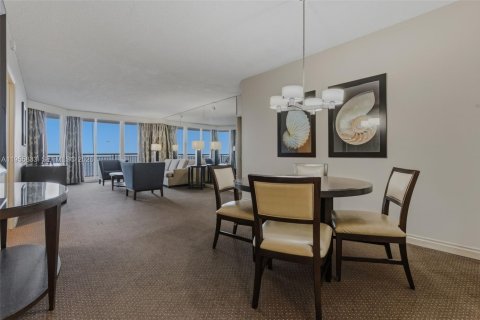Condo in Sunny Isles Beach, Florida, 2 bedrooms № 2189274 - photo 2