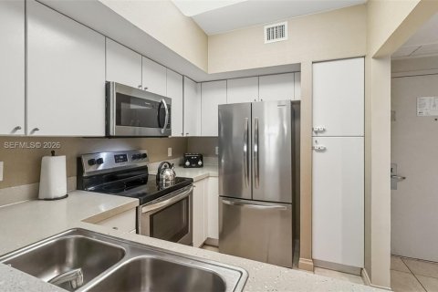 Condo in Sunny Isles Beach, Florida, 2 bedrooms № 2189274 - photo 12