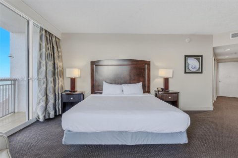 Condo in Sunny Isles Beach, Florida, 2 bedrooms № 2189274 - photo 22
