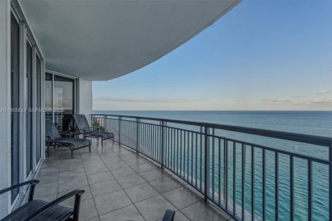 Condo in Sunny Isles Beach, Florida, 2 bedrooms № 2189274 - photo 23
