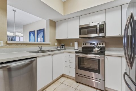 Condo in Sunny Isles Beach, Florida, 2 bedrooms № 2189274 - photo 11