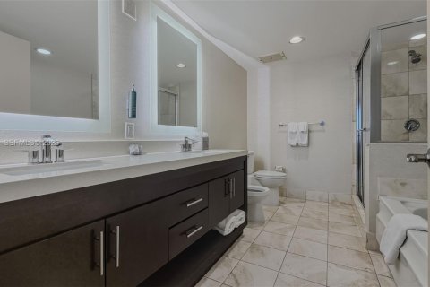 Condo in Sunny Isles Beach, Florida, 2 bedrooms № 2189274 - photo 24