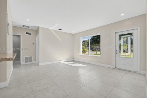 Купить виллу или дом в Норт-Майами-Бич, Флорида 3 спальни, 116.13м2, № 1977153 - фото 6