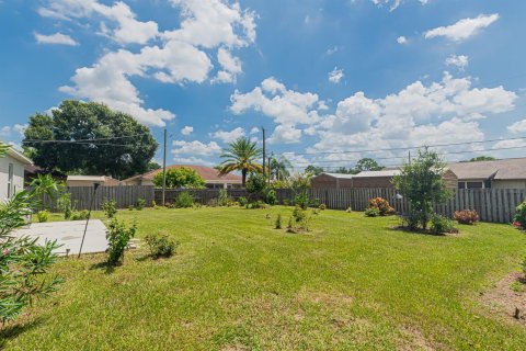 House in Port St. Lucie, Florida 3 bedrooms, 119.47 sq.m. № 2191041 - photo 15
