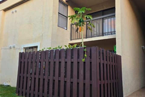 Condo in Miami, Florida, 2 bedrooms  № 2001509 - photo 2