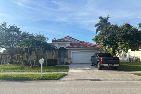 House in Pembroke Pines, Florida 3 bedrooms, 169.18 sq.m. № 2015584