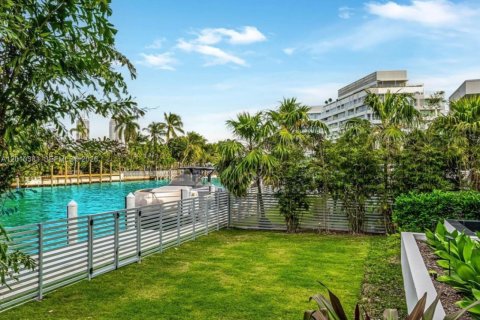 Casa en venta en Miami Beach, Florida, 4 dormitorios, 387.22 m2 № 2171039 - foto 16