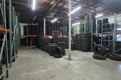 Commercial property in Hialeah, Florida № 2025470 - photo 2