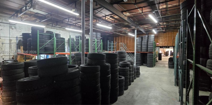 Commercial property in Hialeah, Florida № 2025470
