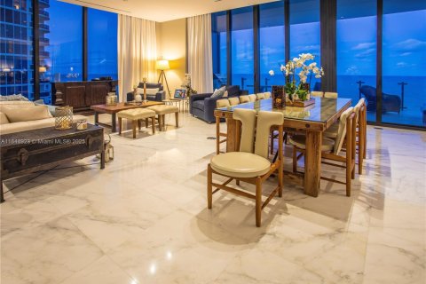 Condo in Sunny Isles Beach, Florida, 3 bedrooms  № 1850578 - photo 1