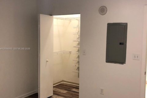 Condo in Miami, Florida, 1 bedroom  № 2386910 - photo 3
