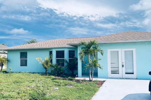 House in Port St. Lucie, Florida 4 bedrooms, 139.26 sq.m. № 2084140 - photo 2