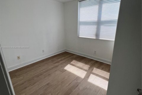 Condo in Miami, Florida, 2 bedrooms  № 1951085 - photo 15