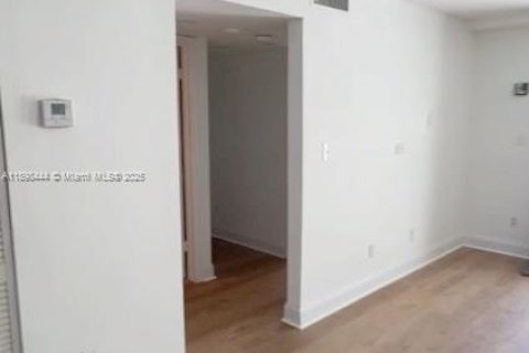 Condo in Miami, Florida, 2 bedrooms  № 1951085 - photo 10