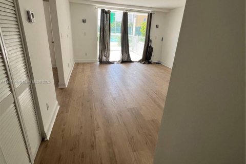 Condo in Miami, Florida, 2 bedrooms  № 1951085 - photo 3