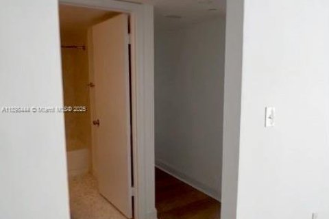 Condo in Miami, Florida, 2 bedrooms  № 1951085 - photo 13