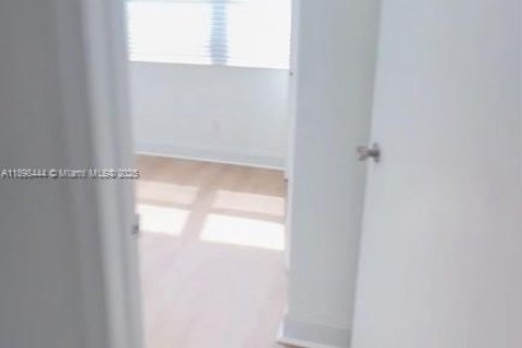 Condo in Miami, Florida, 2 bedrooms  № 1951085 - photo 12