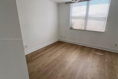 Condo in Miami, Florida, 2 bedrooms  № 1951085 - photo 17