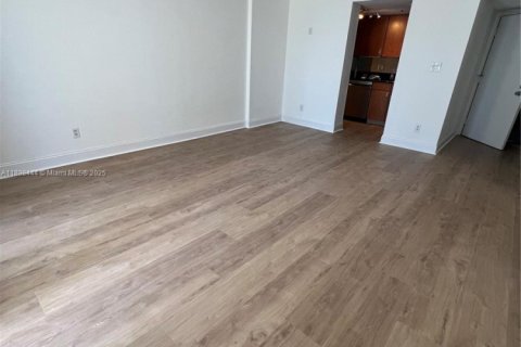 Condo in Miami, Florida, 2 bedrooms  № 1951085 - photo 5
