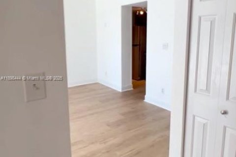 Condo in Miami, Florida, 2 bedrooms  № 1951085 - photo 9