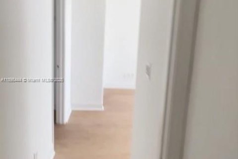 Condo in Miami, Florida, 2 bedrooms  № 1951085 - photo 11