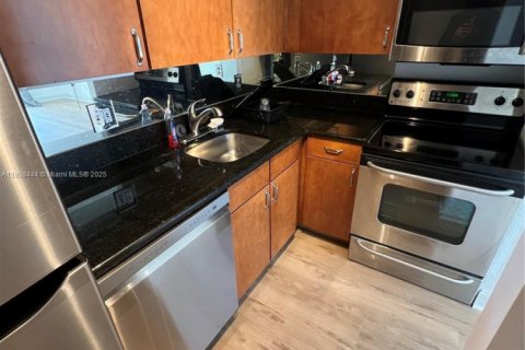 Condo in Miami, Florida, 2 bedrooms  № 1951085 - photo 7