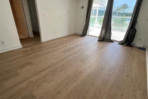 Condo in Miami, Florida, 2 bedrooms  № 1951085 - photo 4