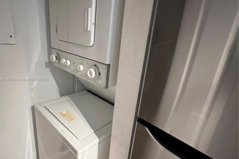 Condo in Miami, Florida, 2 bedrooms  № 1951085 - photo 8