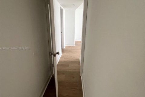 Condo in Miami, Florida, 2 bedrooms  № 1951085 - photo 14