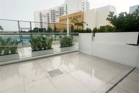 Condo in Miami, Florida, 2 bedrooms  № 1951085 - photo 24