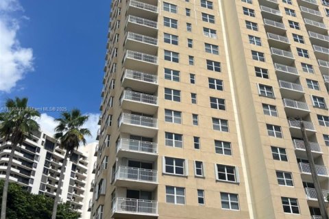 Condo in Miami, Florida, 2 bedrooms  № 1951085 - photo 2