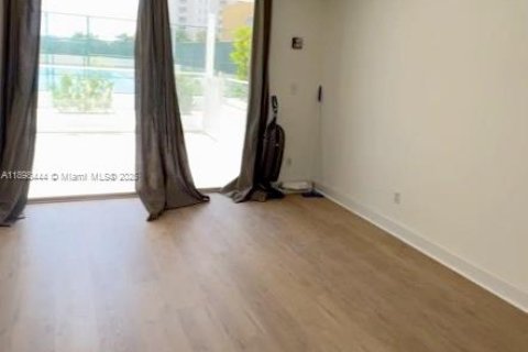 Condo in Miami, Florida, 2 bedrooms  № 1951085 - photo 6