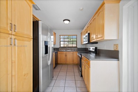 Townhouse in Miami, Florida 4 bedrooms, 145.67 sq.m. № 2001877 - photo 2