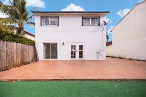 Townhouse in Miami, Florida 4 bedrooms, 145.67 sq.m. № 2001877 - photo 11