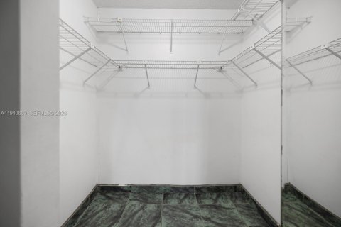 Townhouse in Miami, Florida 4 bedrooms, 145.67 sq.m. № 2001877 - photo 4