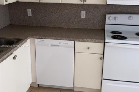 Condominio en alquiler en Cutler Bay, Florida, 2 dormitorios, 75.16 m2 № 1992849 - foto 2