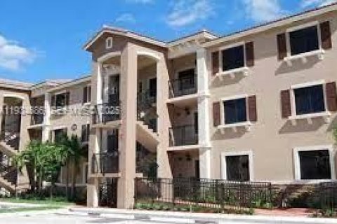Condominio en alquiler en Cutler Bay, Florida, 2 dormitorios, 75.16 m2 № 1992849 - foto 1