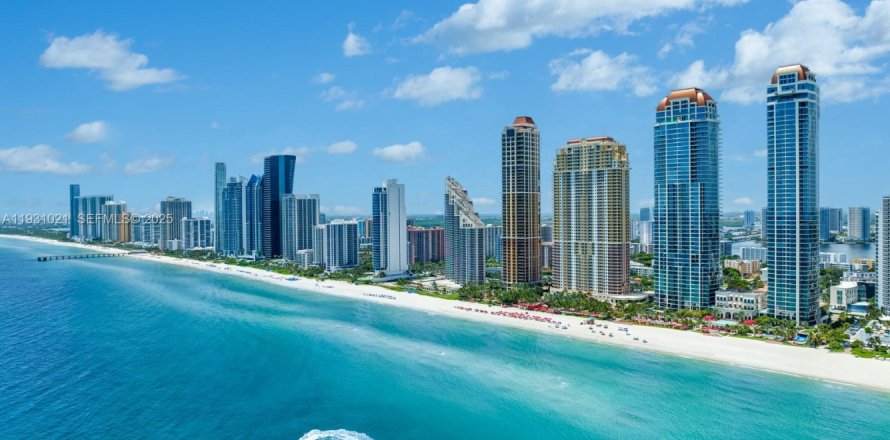 Condominio en Sunny Isles Beach, Florida, 4 dormitorios № 1989757