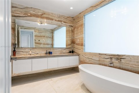 Condo in Sunny Isles Beach, Florida, 4 bedrooms  № 1989757 - photo 14