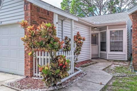 House in Palm Harbor, Florida 2 bedrooms, 90.67 sq.m. № 1905581 - photo 1