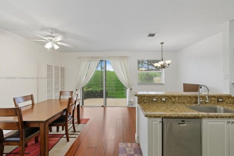 Townhouse in Coral Springs, Florida 3 bedrooms, 142.7 sq.m. № 1945133 - photo 10