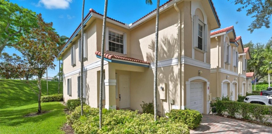 Townhouse in Coral Springs, Florida 3 bedrooms, 142.7 sq.m. № 1945133