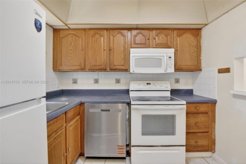 Condo in Sunrise, Florida, 2 bedrooms  № 2261593 - photo 7